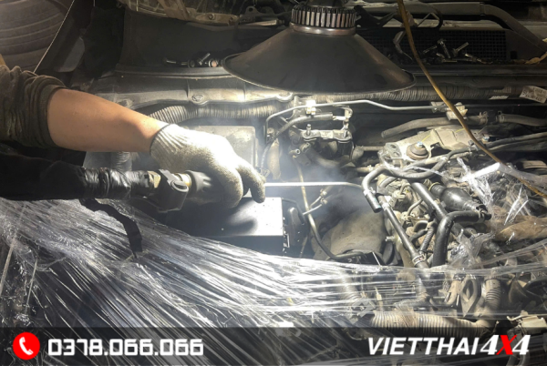 Vệ Sinh Buồng Đốt, Họng Nạp Bằng Công Nghệ Bắn Đá Khô CO2 – Giải Pháp Làm Sạch Hiện Đại, An Toàn Cho Động Cơ 2 ve-sinh-buong-dot-bang-ban-da-co2